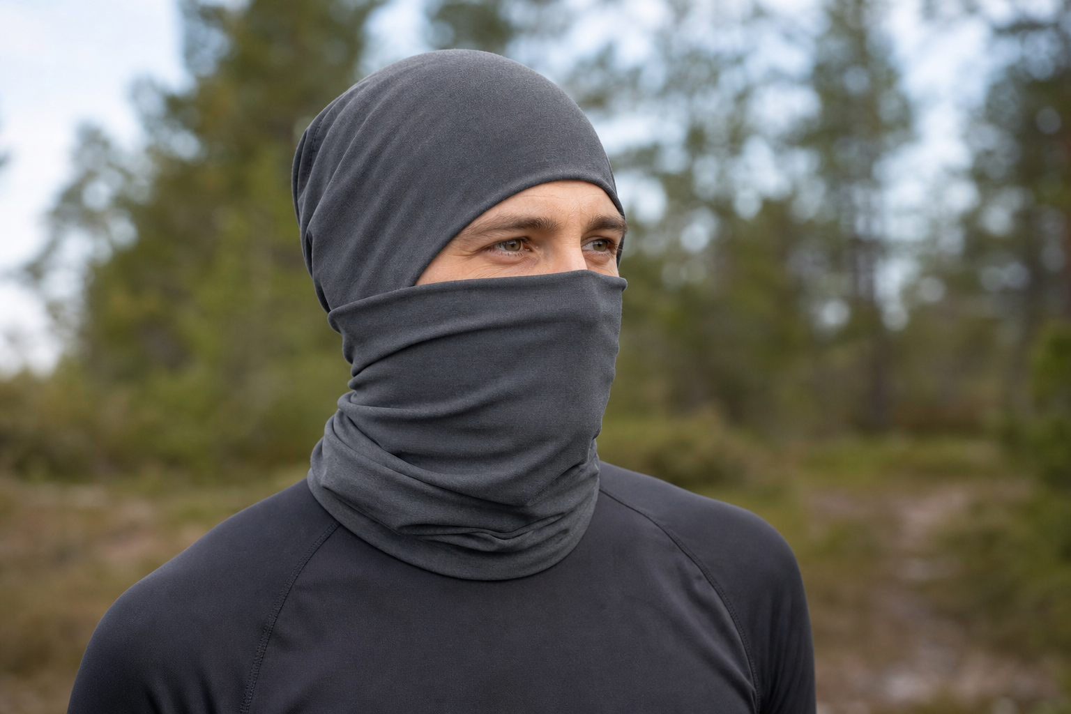Person mit einem elastischen Schlauchschal über Kopf, Hals, Mund und Nase bei freiem Augenbereich
