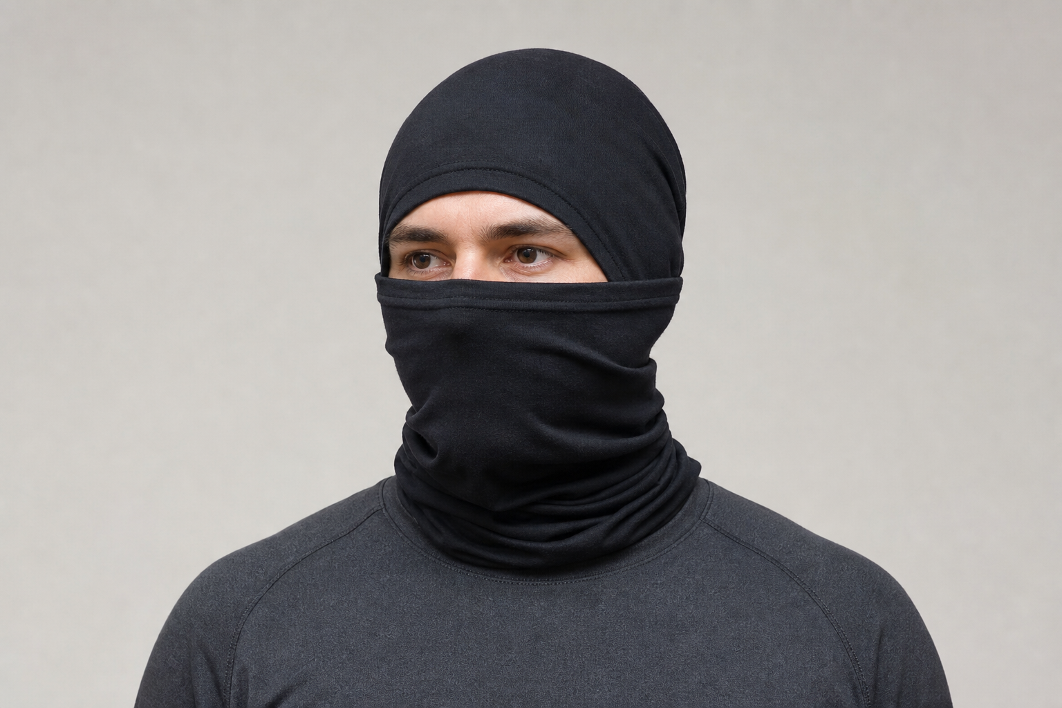 Person mit einem Multifunktionstuch über Kopf und Hals bei freiem Augenbereich