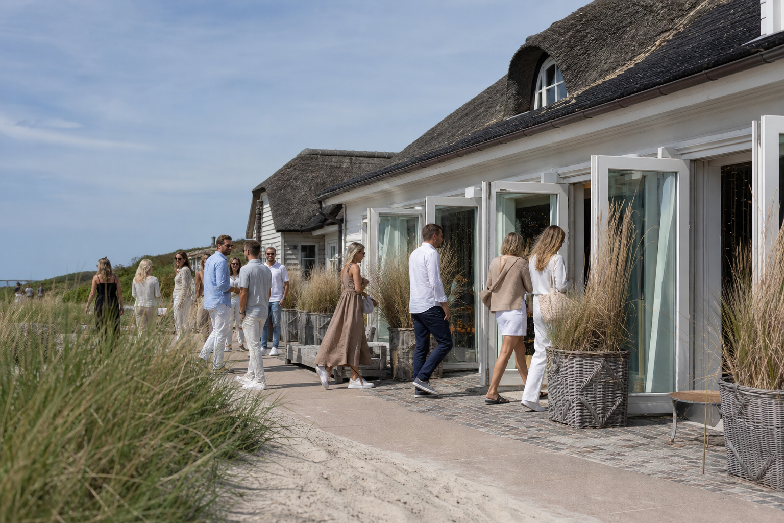 Menschen vor einer Veranstaltungslocation auf Sylt bei Tageslicht